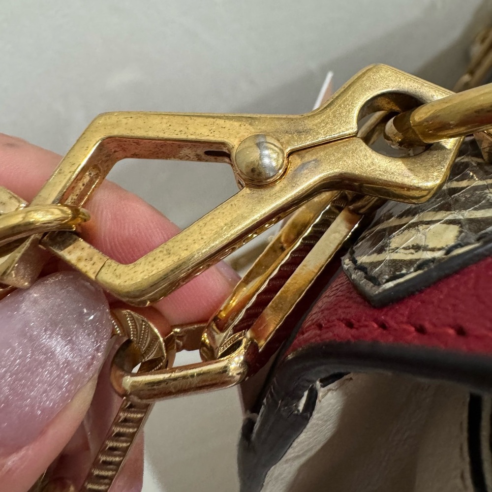 Gucci Chic Black Clutch with Gold Accents and Sleek Design - Picture 13 of 14